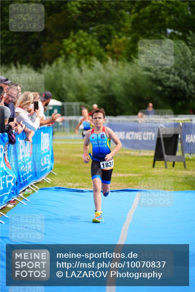30.08.2026 - Elbe Triathlon Hamburg LAZAROV Photography http://msf.ph/oto/10070837 30.08.2026 12:55:16 Ziel 1831, 1856, 1868 meine-sportfotos.de