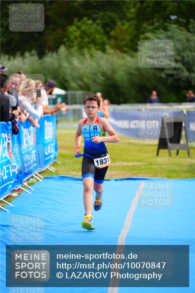 30.08.2026 - Elbe Triathlon Hamburg LAZAROV Photography http://msf.ph/oto/10070847 30.08.2026 12:55:16 Ziel 1831, 1856, 1868 meine-sportfotos.de