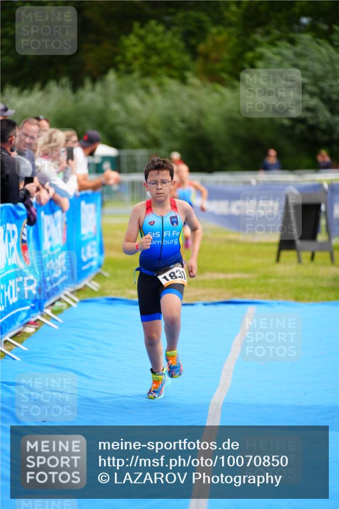 30.08.2026 - Elbe Triathlon Hamburg LAZAROV Photography http://msf.ph/oto/10070850 30.08.2026 12:55:17 Ziel 1831, 1856, 1868 meine-sportfotos.de