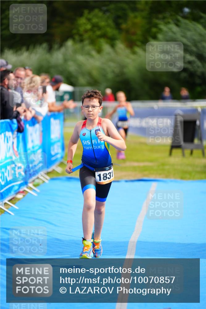 30.08.2026 - Elbe Triathlon Hamburg LAZAROV Photography http://msf.ph/oto/10070857 30.08.2026 12:55:17 Ziel 1831, 1856, 1868 meine-sportfotos.de