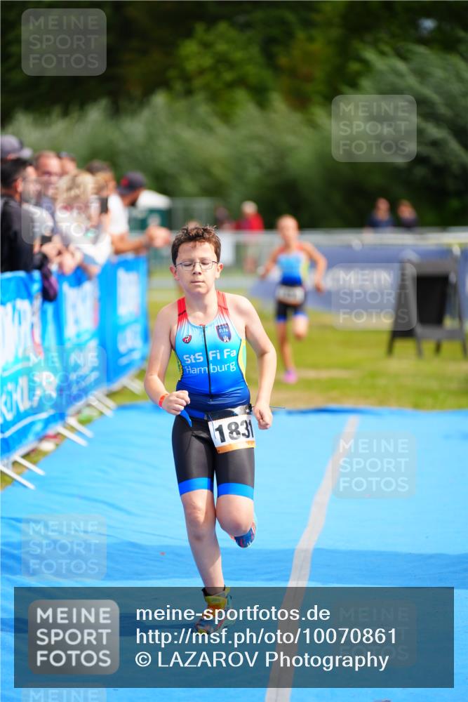 30.08.2026 - Elbe Triathlon Hamburg LAZAROV Photography http://msf.ph/oto/10070861 30.08.2026 12:55:17 Ziel 1831, 1856, 1868 meine-sportfotos.de