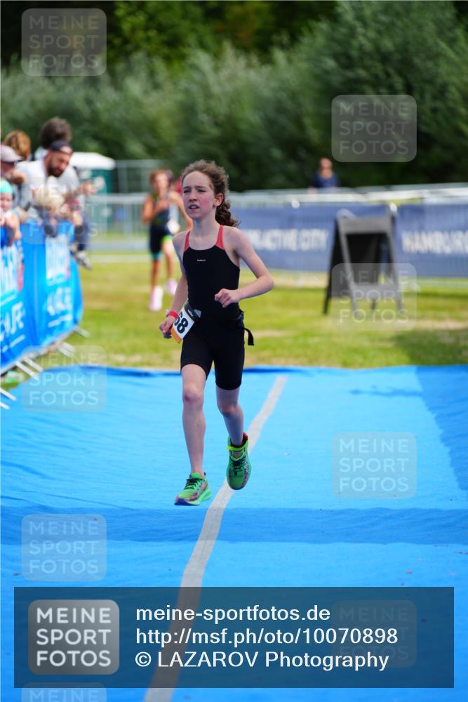 30.08.2026 - Elbe Triathlon Hamburg LAZAROV Photography http://msf.ph/oto/10070898 30.08.2026 12:55:24 Ziel 1856, 1863, 1868 meine-sportfotos.de