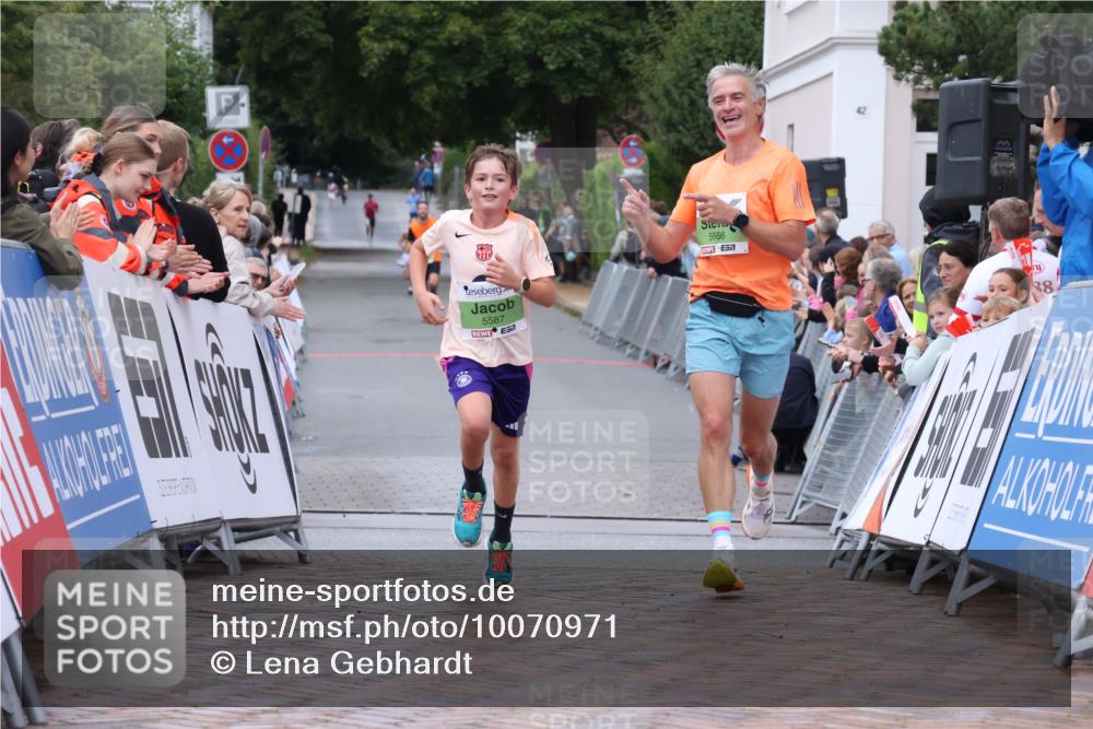 30.08.2026 - Blankeneser Heldenlauf Lena Gebhardt http://msf.ph/oto/10070971 30.08.2026 10:10:30 Ziel 5067, 5586, 5587 meine-sportfotos.de