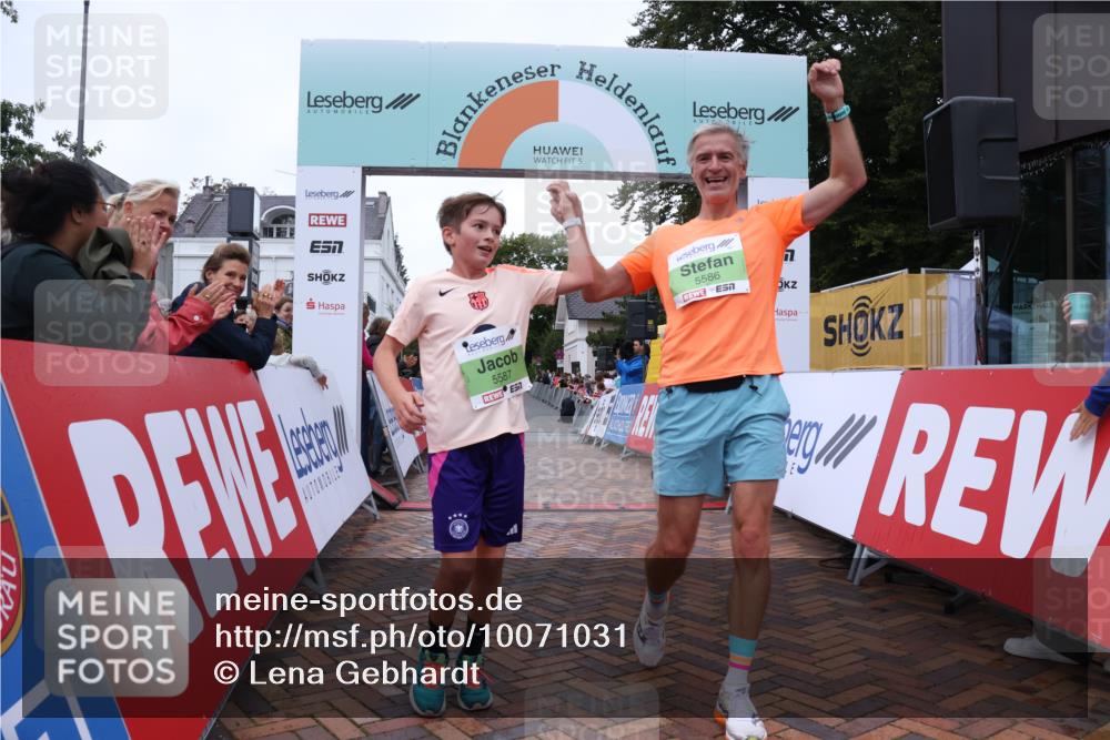 30.08.2026 - Blankeneser Heldenlauf Lena Gebhardt http://msf.ph/oto/10071031 30.08.2026 10:10:35 Ziel 5586, 5587 meine-sportfotos.de
