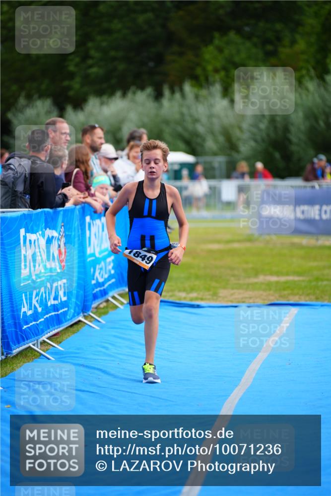 30.08.2026 - Elbe Triathlon Hamburg LAZAROV Photography http://msf.ph/oto/10071236 30.08.2026 12:57:25 Ziel 1849, 1853 meine-sportfotos.de