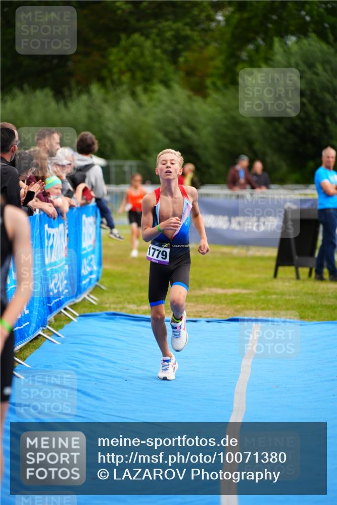 30.08.2026 - Elbe Triathlon Hamburg LAZAROV Photography http://msf.ph/oto/10071380 30.08.2026 12:58:35 Ziel 1779, 1806, 1870 meine-sportfotos.de
