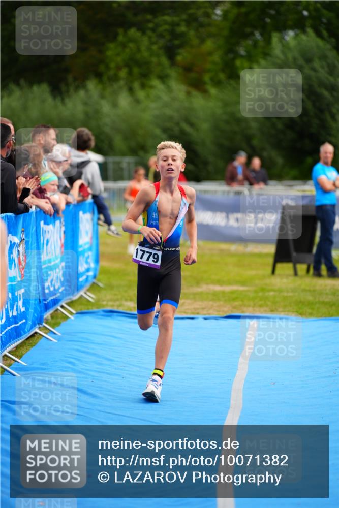 30.08.2026 - Elbe Triathlon Hamburg LAZAROV Photography http://msf.ph/oto/10071382 30.08.2026 12:58:35 Ziel 1779, 1806, 1870 meine-sportfotos.de