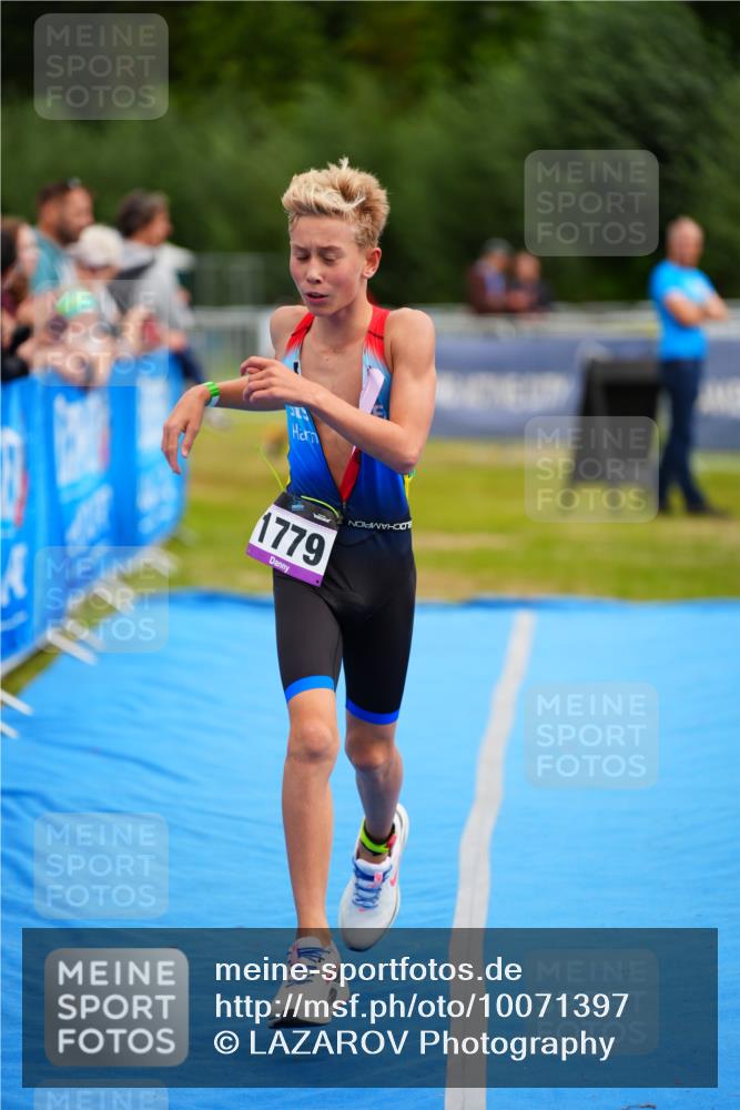 30.08.2026 - Elbe Triathlon Hamburg LAZAROV Photography http://msf.ph/oto/10071397 30.08.2026 12:58:36 Ziel 1779, 1806, 1870 meine-sportfotos.de