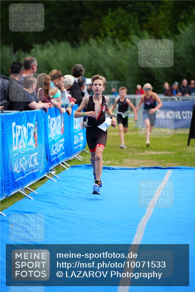 30.08.2026 - Elbe Triathlon Hamburg LAZAROV Photography http://msf.ph/oto/10071533 30.08.2026 12:59:31 Ziel 1772, 1817, 1876, 1888 meine-sportfotos.de