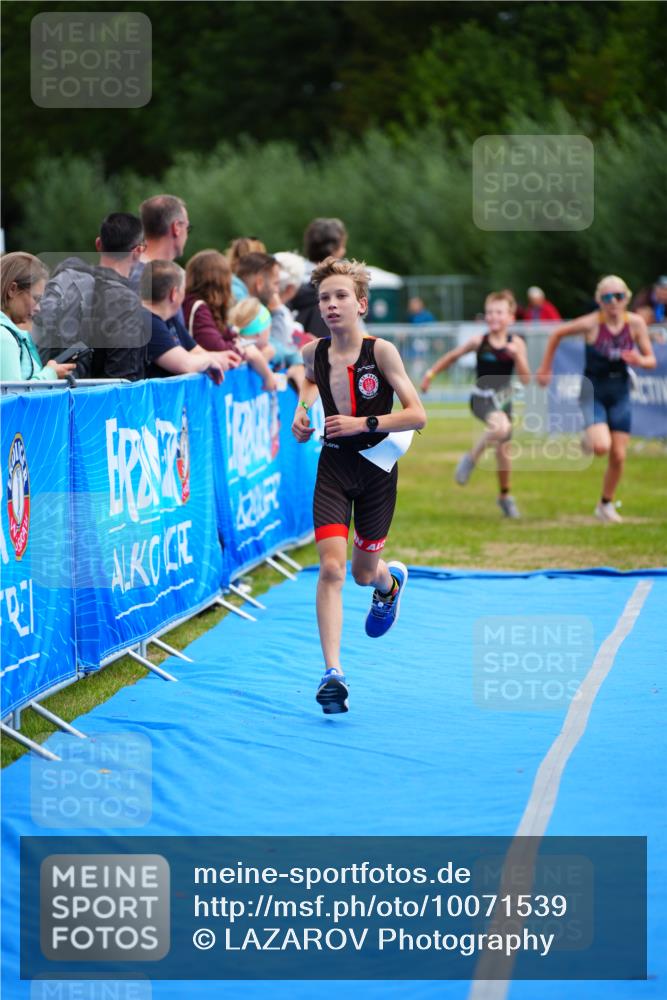 30.08.2026 - Elbe Triathlon Hamburg LAZAROV Photography http://msf.ph/oto/10071539 30.08.2026 12:59:32 Ziel 1772, 1817, 1876, 1888 meine-sportfotos.de