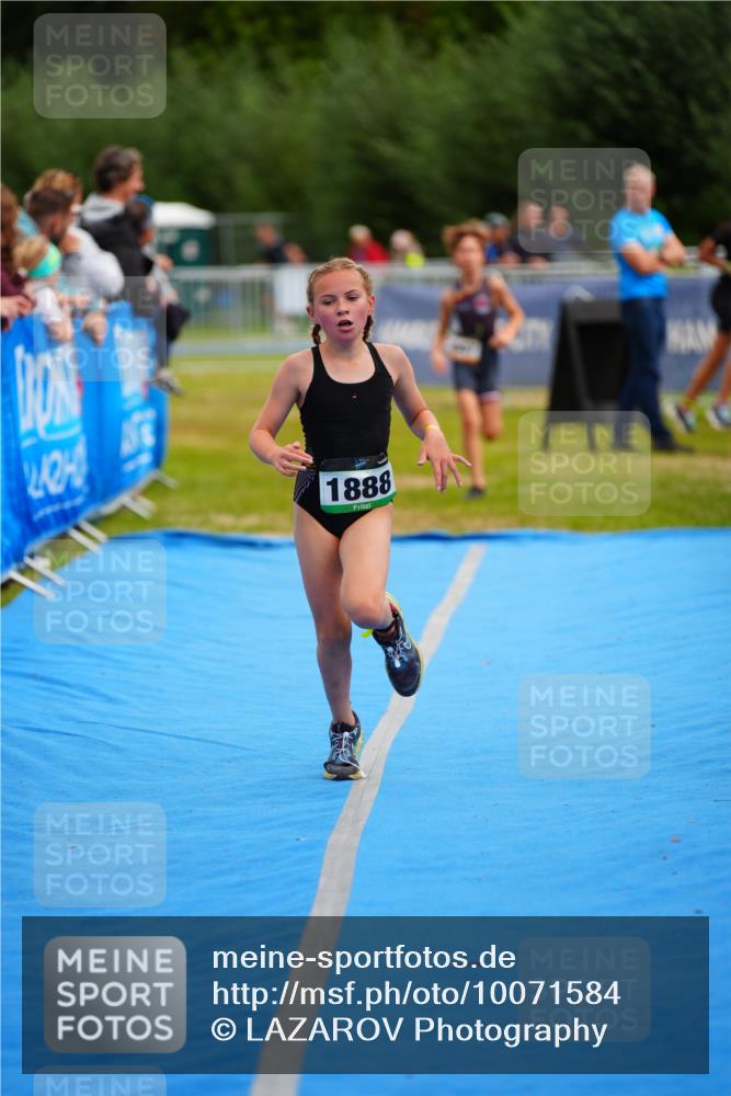 30.08.2026 - Elbe Triathlon Hamburg LAZAROV Photography http://msf.ph/oto/10071584 30.08.2026 12:59:39 Ziel 1847, 1876, 1888 meine-sportfotos.de