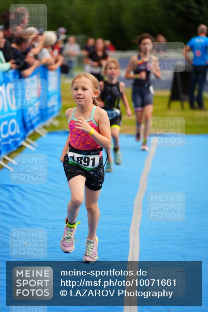 30.08.2026 - Elbe Triathlon Hamburg LAZAROV Photography http://msf.ph/oto/10071661 30.08.2026 13:03:08 Ziel 1808, 1883, 1891 meine-sportfotos.de