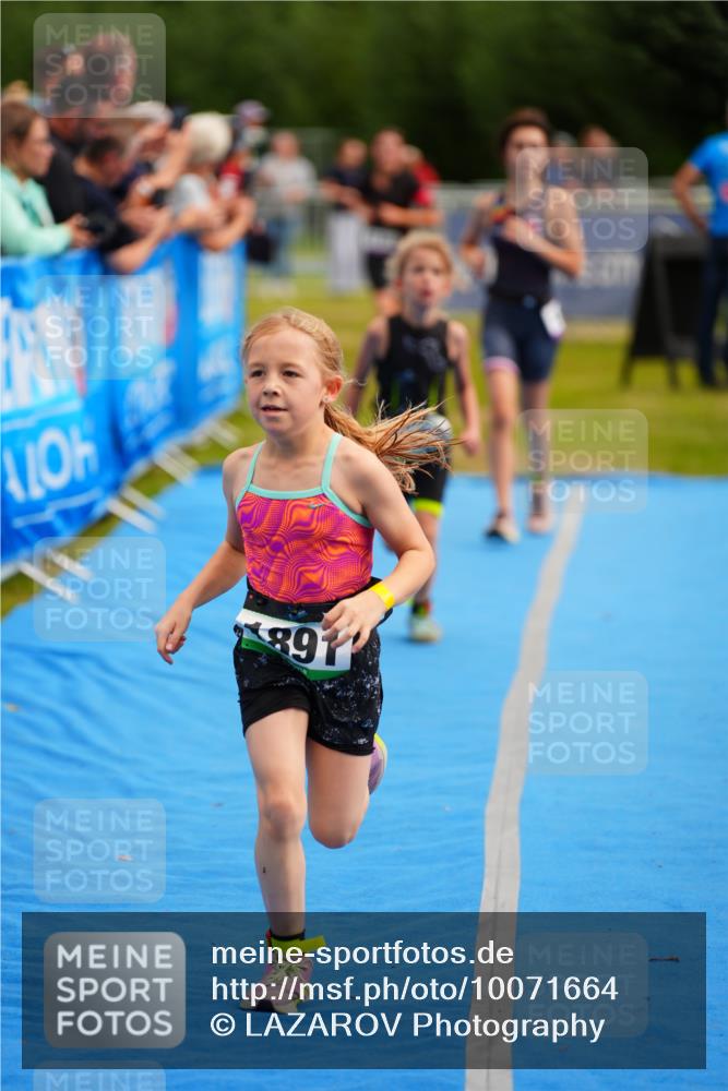 30.08.2026 - Elbe Triathlon Hamburg LAZAROV Photography http://msf.ph/oto/10071664 30.08.2026 13:03:08 Ziel 1808, 1883, 1891 meine-sportfotos.de