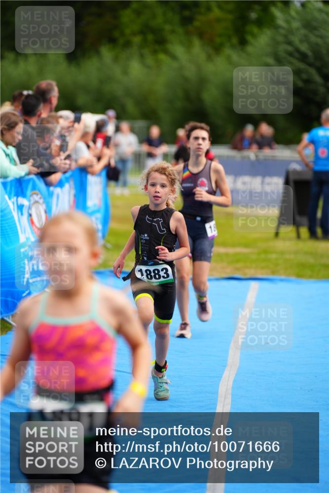 30.08.2026 - Elbe Triathlon Hamburg LAZAROV Photography http://msf.ph/oto/10071666 30.08.2026 13:03:09 Ziel 1808, 1883, 1891 meine-sportfotos.de