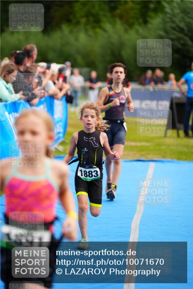 30.08.2026 - Elbe Triathlon Hamburg LAZAROV Photography http://msf.ph/oto/10071670 30.08.2026 13:03:09 Ziel 1808, 1883, 1891 meine-sportfotos.de