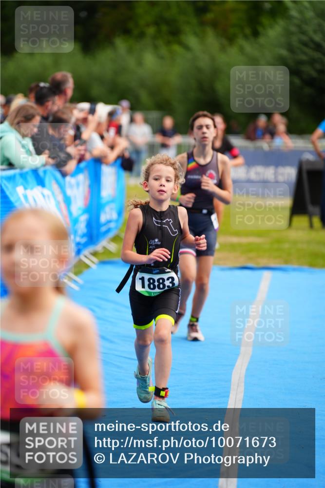 30.08.2026 - Elbe Triathlon Hamburg LAZAROV Photography http://msf.ph/oto/10071673 30.08.2026 13:03:09 Ziel 1808, 1883, 1891 meine-sportfotos.de
