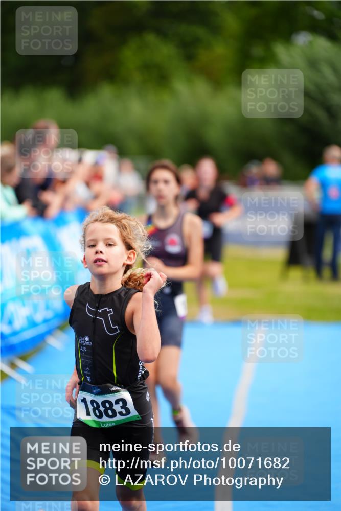 30.08.2026 - Elbe Triathlon Hamburg LAZAROV Photography http://msf.ph/oto/10071682 30.08.2026 13:03:10 Ziel 1808, 1883, 1891 meine-sportfotos.de
