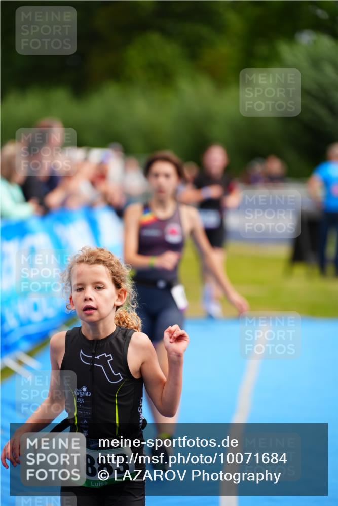 30.08.2026 - Elbe Triathlon Hamburg LAZAROV Photography http://msf.ph/oto/10071684 30.08.2026 13:03:10 Ziel 1808, 1883, 1891 meine-sportfotos.de