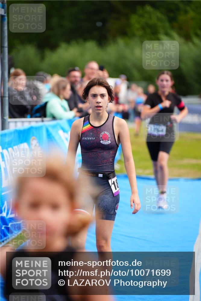 30.08.2026 - Elbe Triathlon Hamburg LAZAROV Photography http://msf.ph/oto/10071699 30.08.2026 13:03:12 Ziel 1808, 1813, 1883 meine-sportfotos.de