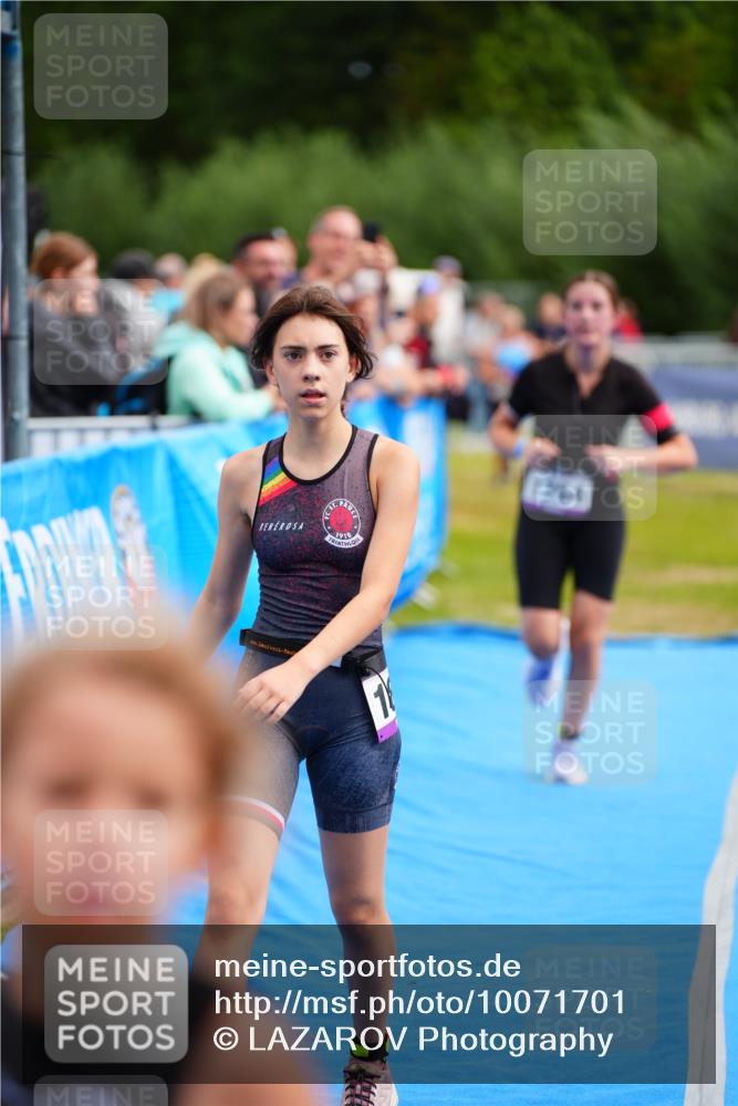 30.08.2026 - Elbe Triathlon Hamburg LAZAROV Photography http://msf.ph/oto/10071701 30.08.2026 13:03:12 Ziel 1808, 1813, 1883 meine-sportfotos.de