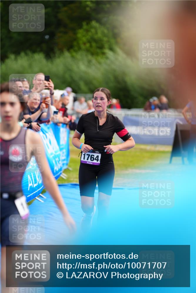 30.08.2026 - Elbe Triathlon Hamburg LAZAROV Photography http://msf.ph/oto/10071707 30.08.2026 13:03:13 Ziel 1808, 1813 meine-sportfotos.de