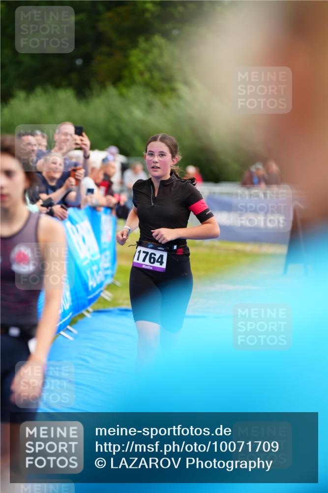 30.08.2026 - Elbe Triathlon Hamburg LAZAROV Photography http://msf.ph/oto/10071709 30.08.2026 13:03:13 Ziel 1808, 1813 meine-sportfotos.de