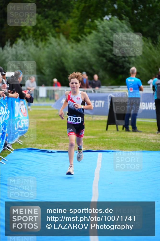 30.08.2026 - Elbe Triathlon Hamburg LAZAROV Photography http://msf.ph/oto/10071741 30.08.2026 13:04:24 Ziel 1786 meine-sportfotos.de