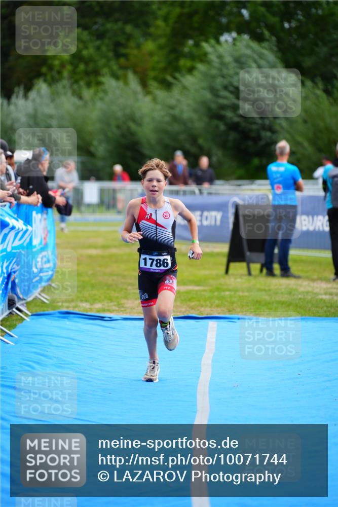 30.08.2026 - Elbe Triathlon Hamburg LAZAROV Photography http://msf.ph/oto/10071744 30.08.2026 13:04:25 Ziel 1786 meine-sportfotos.de