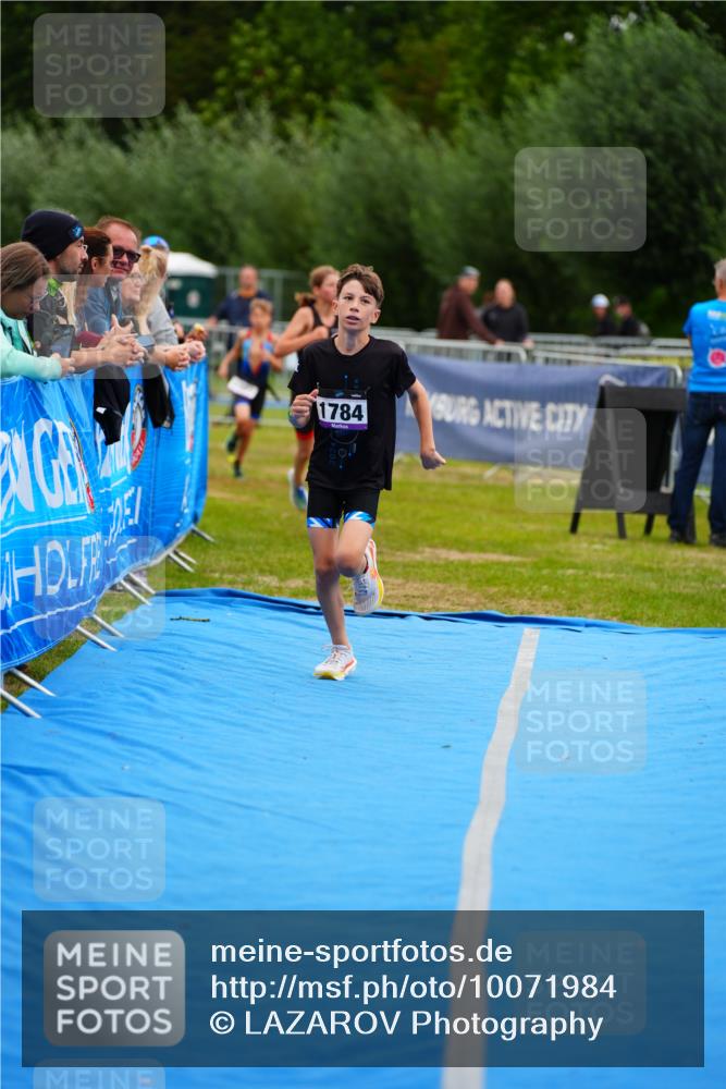 30.08.2026 - Elbe Triathlon Hamburg LAZAROV Photography http://msf.ph/oto/10071984 30.08.2026 13:09:19 Ziel 1777, 1784, 1828 meine-sportfotos.de