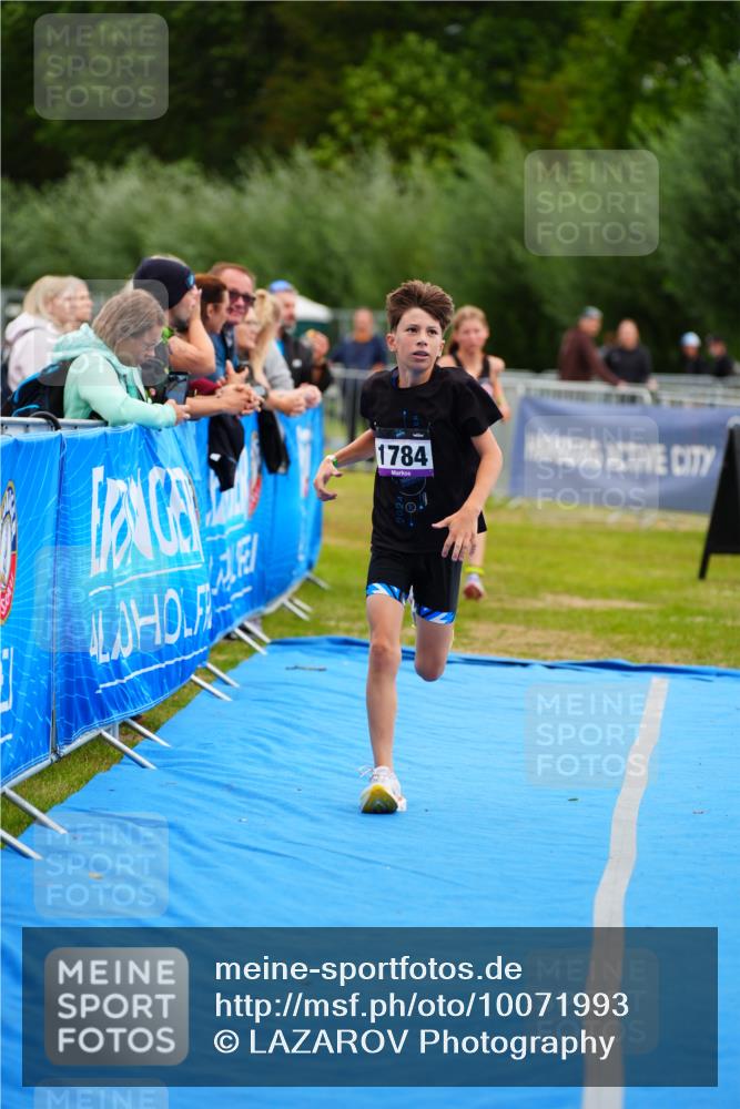 30.08.2026 - Elbe Triathlon Hamburg LAZAROV Photography http://msf.ph/oto/10071993 30.08.2026 13:09:20 Ziel 1777, 1784, 1828 meine-sportfotos.de
