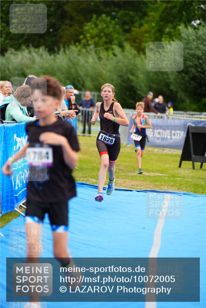 30.08.2026 - Elbe Triathlon Hamburg LAZAROV Photography http://msf.ph/oto/10072005 30.08.2026 13:09:21 Ziel 1777, 1784, 1828 meine-sportfotos.de