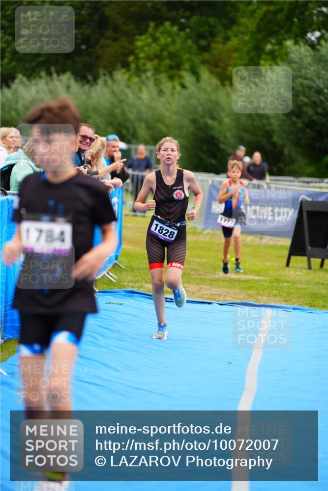 30.08.2026 - Elbe Triathlon Hamburg LAZAROV Photography http://msf.ph/oto/10072007 30.08.2026 13:09:21 Ziel 1777, 1784, 1828 meine-sportfotos.de