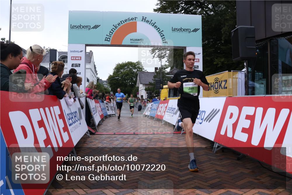 30.08.2026 - Blankeneser Heldenlauf Lena Gebhardt http://msf.ph/oto/10072220 30.08.2026 10:14:03 Ziel 5247, 5273, 5275 meine-sportfotos.de