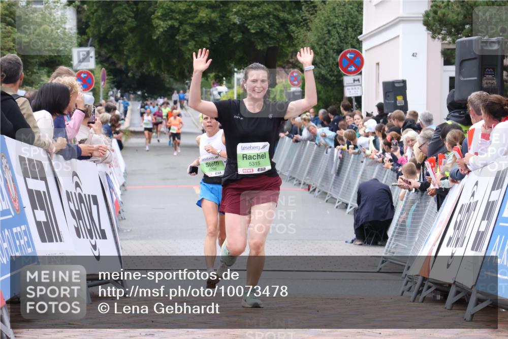 30.08.2026 - Blankeneser Heldenlauf Lena Gebhardt http://msf.ph/oto/10073478 30.08.2026 10:21:01 Ziel 5296, 5315, 5391 meine-sportfotos.de