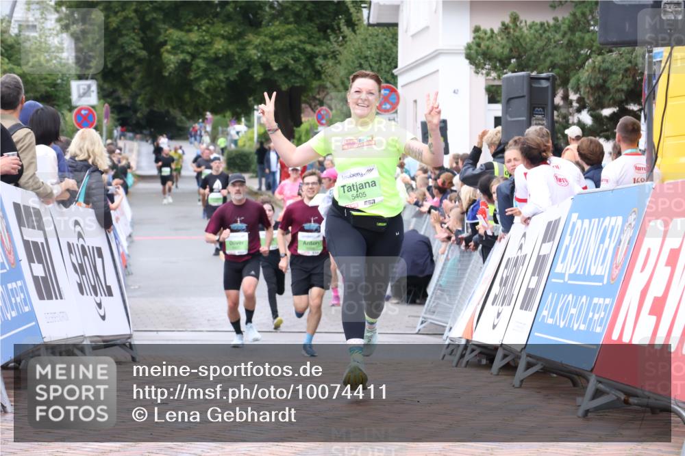 30.08.2026 - Blankeneser Heldenlauf Lena Gebhardt http://msf.ph/oto/10074411 30.08.2026 10:24:16 Ziel 5277, 5333, 5405, 5438 meine-sportfotos.de