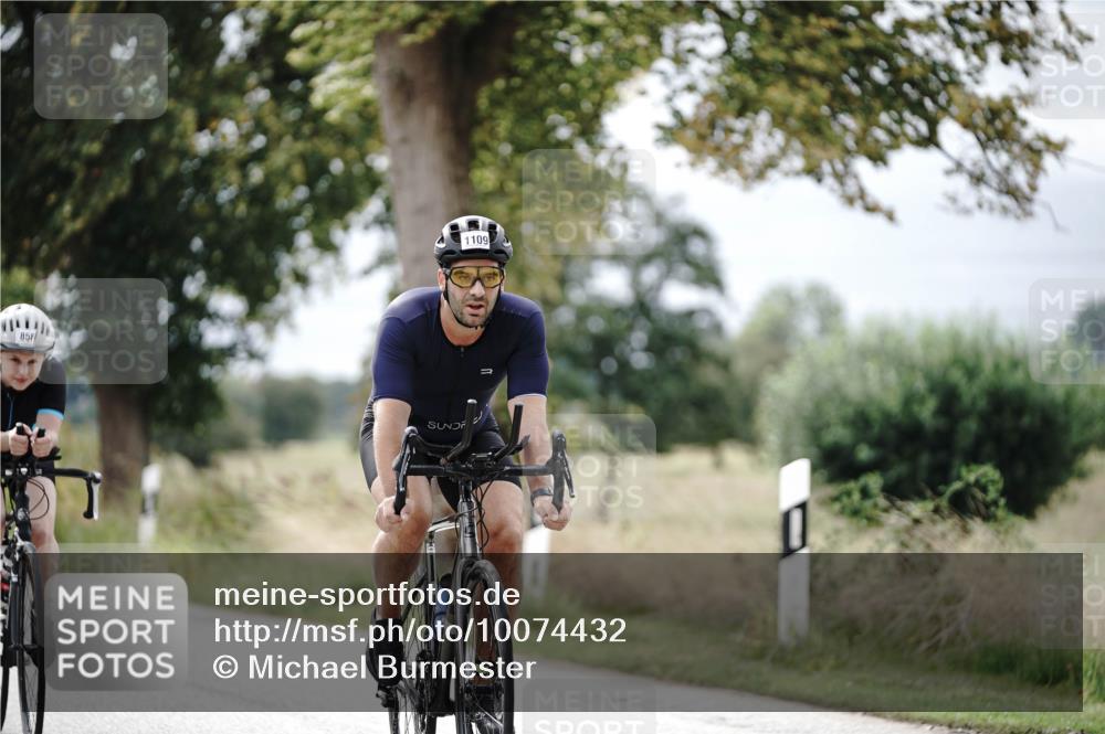 30.08.2026 - Elbe Triathlon Hamburg Michael Burmester http://msf.ph/oto/10074432 30.08.2026 10:48:05 Radfahren 858, 1035, 1109, 1125, 1195 meine-sportfotos.de