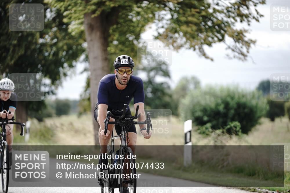 30.08.2026 - Elbe Triathlon Hamburg Michael Burmester http://msf.ph/oto/10074433 30.08.2026 10:48:05 Radfahren 858, 1035, 1109, 1125, 1195 meine-sportfotos.de