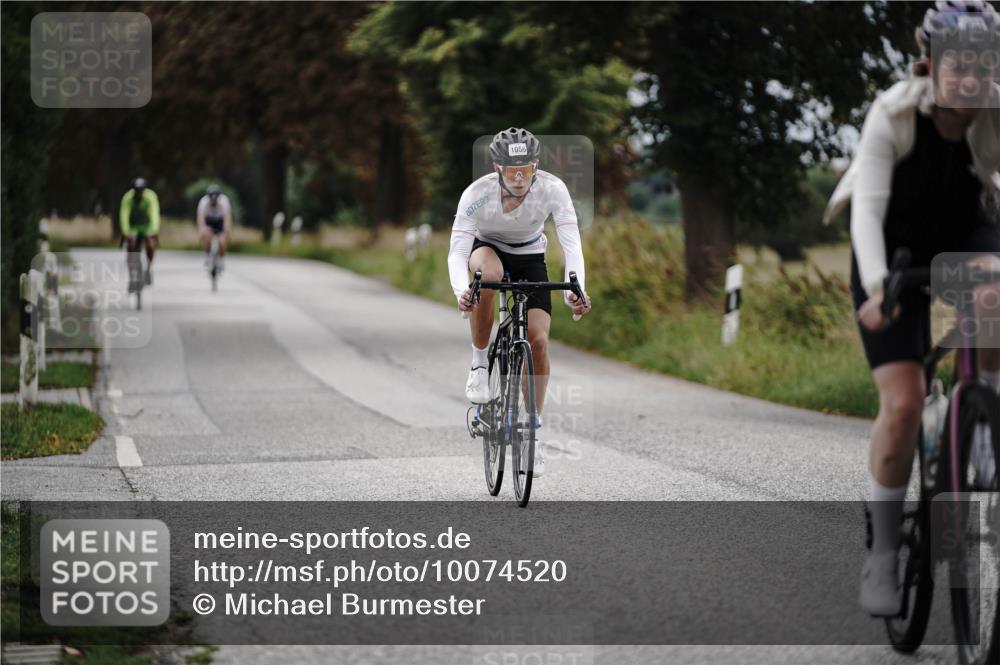 30.08.2026 - Elbe Triathlon Hamburg Michael Burmester http://msf.ph/oto/10074520 30.08.2026 10:49:06 Radfahren 907, 1007, 1056, 1128 meine-sportfotos.de