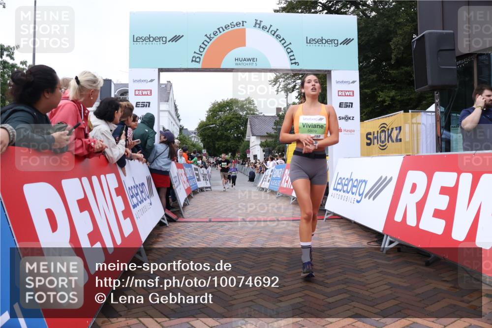 30.08.2026 - Blankeneser Heldenlauf Lena Gebhardt http://msf.ph/oto/10074692 30.08.2026 10:24:56 Ziel 5028, 5172, 5173, 5690, 5809 meine-sportfotos.de