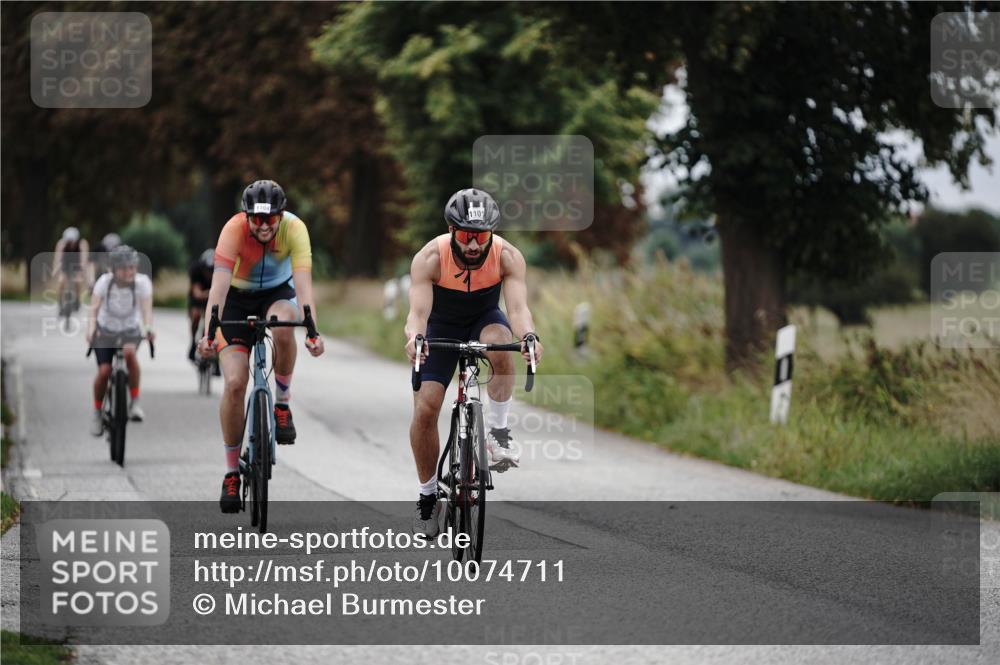 30.08.2026 - Elbe Triathlon Hamburg Michael Burmester http://msf.ph/oto/10074711 30.08.2026 10:51:56 Radfahren 901, 912, 1033, 1101, 1104, 1216, 1264, 1302 meine-sportfotos.de