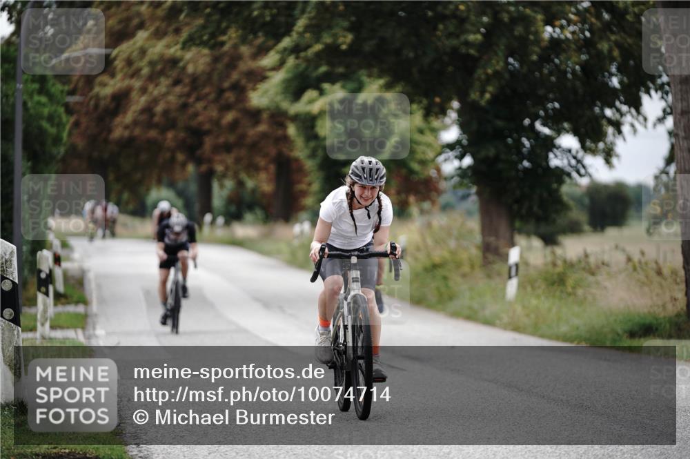 30.08.2026 - Elbe Triathlon Hamburg Michael Burmester http://msf.ph/oto/10074714 30.08.2026 10:51:59 Radfahren 912, 1074, 1101, 1104, 1216, 1302 meine-sportfotos.de