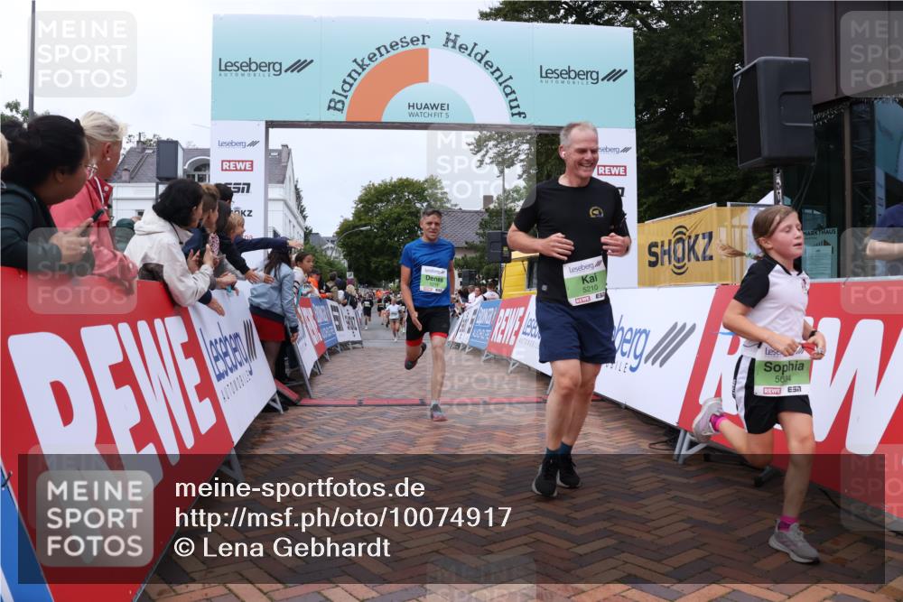 30.08.2026 - Blankeneser Heldenlauf Lena Gebhardt http://msf.ph/oto/10074917 30.08.2026 10:25:35 Ziel 5210, 5214, 5619, 5634 meine-sportfotos.de