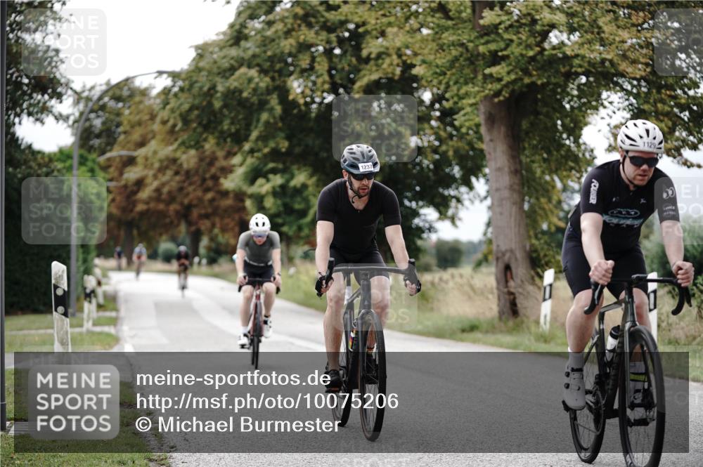30.08.2026 - Elbe Triathlon Hamburg Michael Burmester http://msf.ph/oto/10075206 30.08.2026 11:00:26 Radfahren 888, 1129, 1237, 1322, 1379 meine-sportfotos.de
