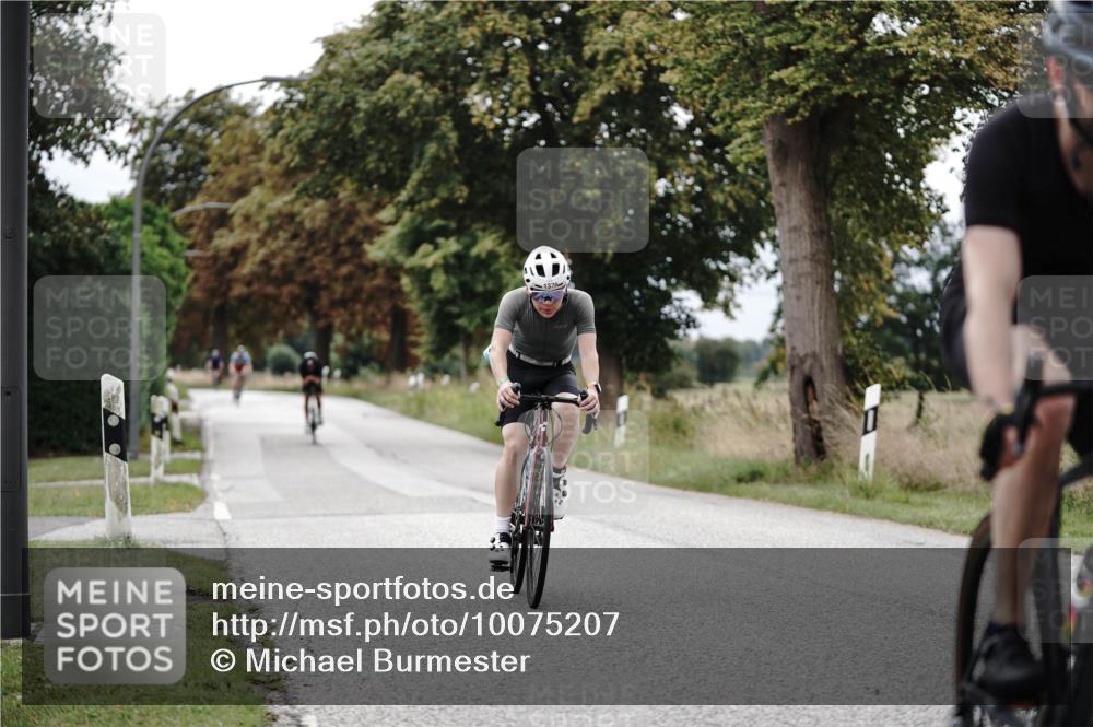 30.08.2026 - Elbe Triathlon Hamburg Michael Burmester http://msf.ph/oto/10075207 30.08.2026 11:00:26 Radfahren 888, 1129, 1237, 1322, 1379 meine-sportfotos.de
