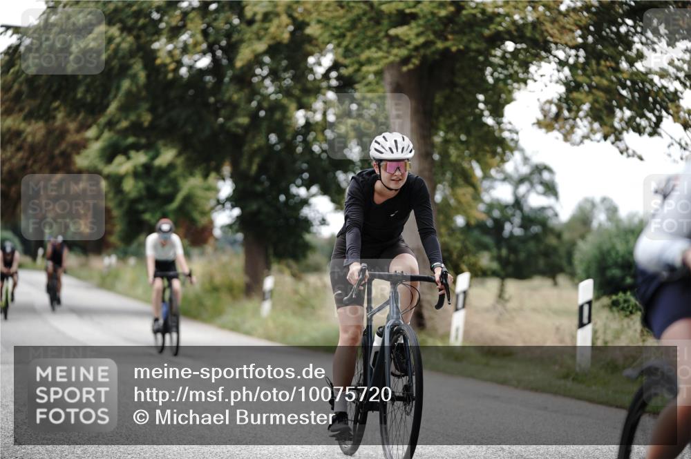 30.08.2026 - Elbe Triathlon Hamburg Michael Burmester http://msf.ph/oto/10075720 30.08.2026 11:08:13 Radfahren 1277, 1310, 1311, 1398, 1399, 1410, 1432 meine-sportfotos.de