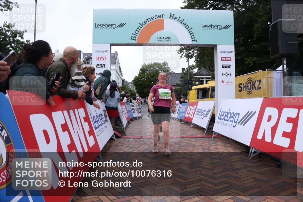 30.08.2026 - Blankeneser Heldenlauf Lena Gebhardt http://msf.ph/oto/10076316 30.08.2026 10:29:50 Ziel 5395, 5397 meine-sportfotos.de