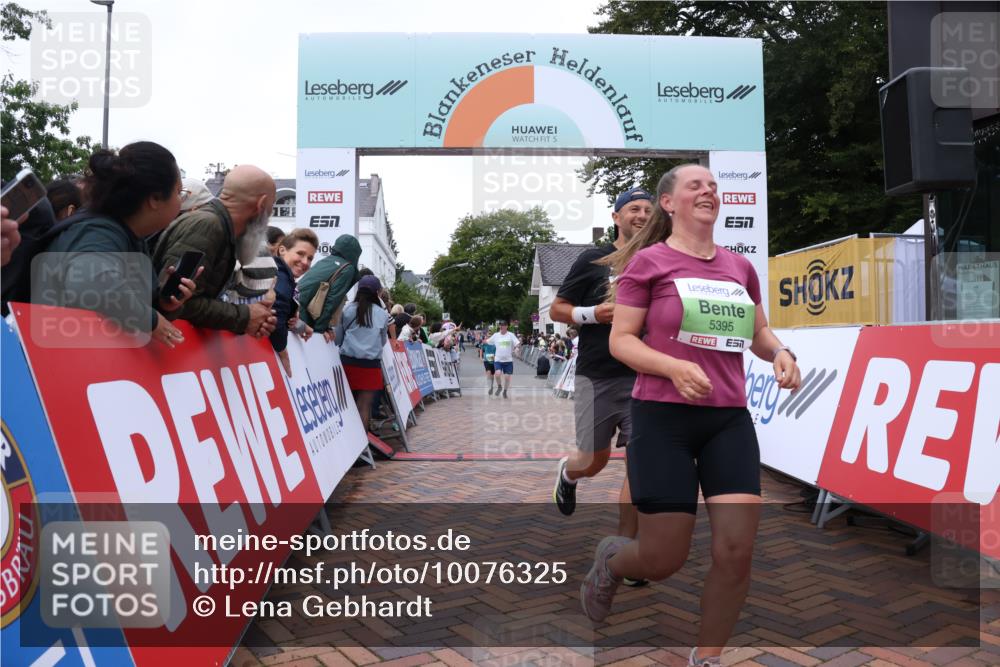 30.08.2026 - Blankeneser Heldenlauf Lena Gebhardt http://msf.ph/oto/10076325 30.08.2026 10:29:51 Ziel 5348, 5395, 5397 meine-sportfotos.de