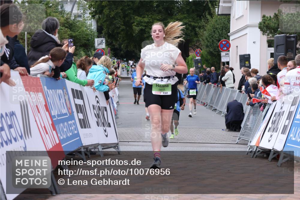 30.08.2026 - Blankeneser Heldenlauf Lena Gebhardt http://msf.ph/oto/10076956 30.08.2026 10:34:01 Ziel 5631, 5633, 5819 meine-sportfotos.de