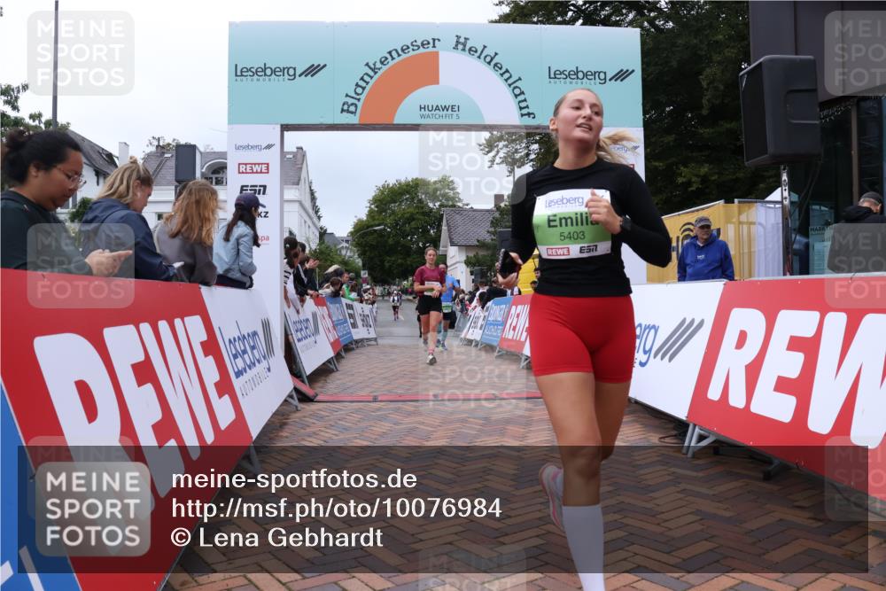 30.08.2026 - Blankeneser Heldenlauf Lena Gebhardt http://msf.ph/oto/10076984 30.08.2026 10:34:23 Ziel 5256, 5370, 5403, 5454, 5486, 5488, 5700 meine-sportfotos.de