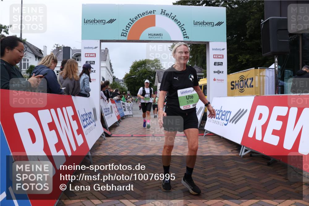 30.08.2026 - Blankeneser Heldenlauf Lena Gebhardt http://msf.ph/oto/10076995 30.08.2026 10:34:33 Ziel 5302, 5370, 5373, 5488, 5788 meine-sportfotos.de